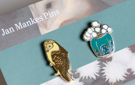 Pins Jan Mankes Grote uil op scherm en Gemberpot met chrysanten