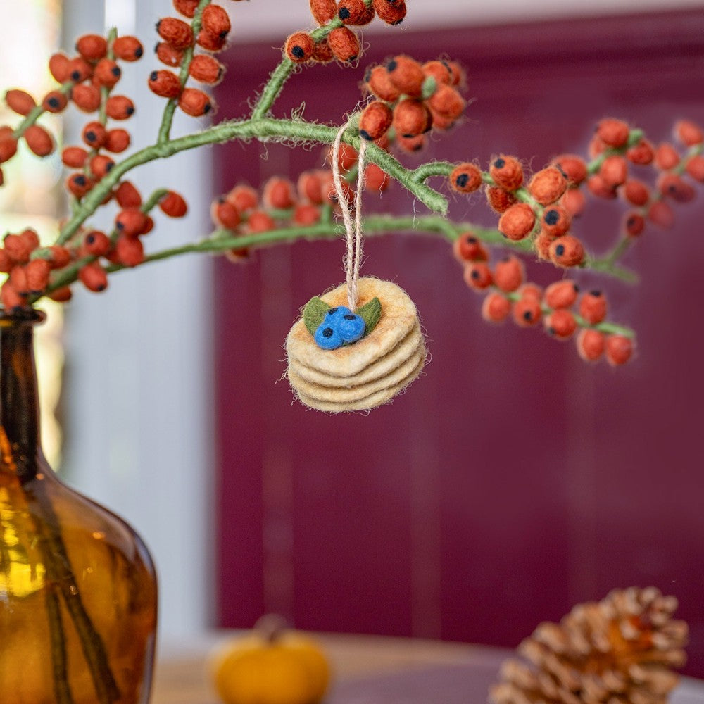 Hanger pannenkoekjes blauwe bes vilt