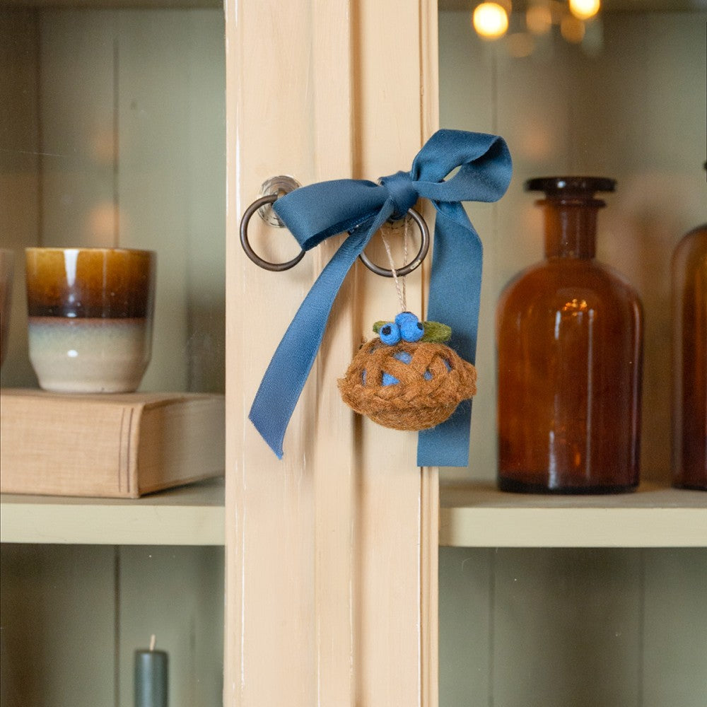Hanger taartje blauwe bes vilt